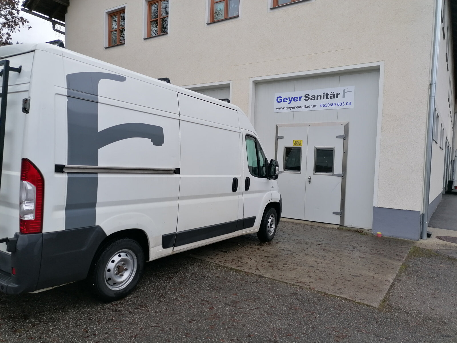 Transporter von Geyer Sanitär und Installationen